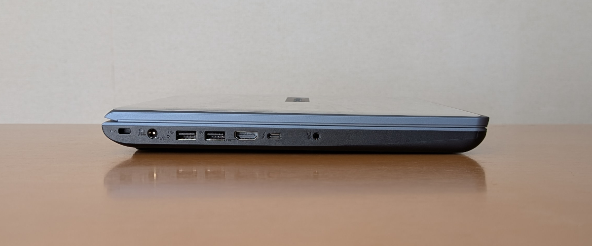 dynabook T7/A (AZ) 左側面