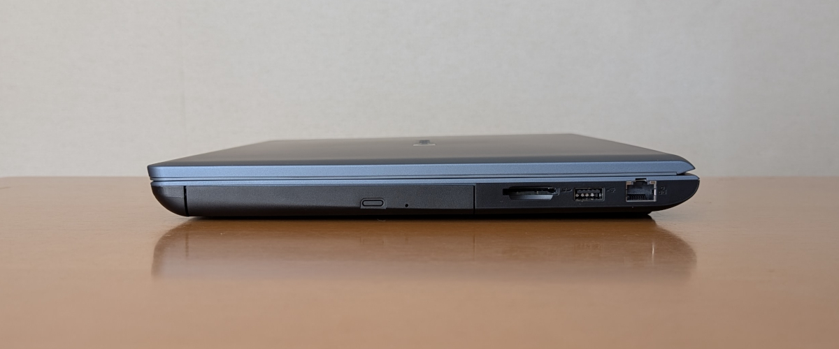 dynabook T7/A (AZ) 右側面